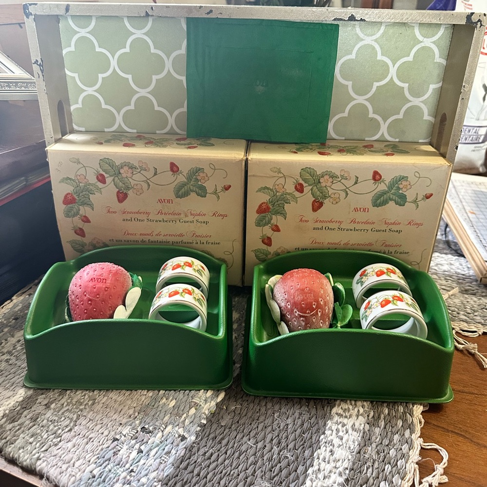 Avon Strawberry Soap Set with Holders